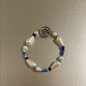 Blue and White Crystal Beaded Bracelet with Pearlescent Accents